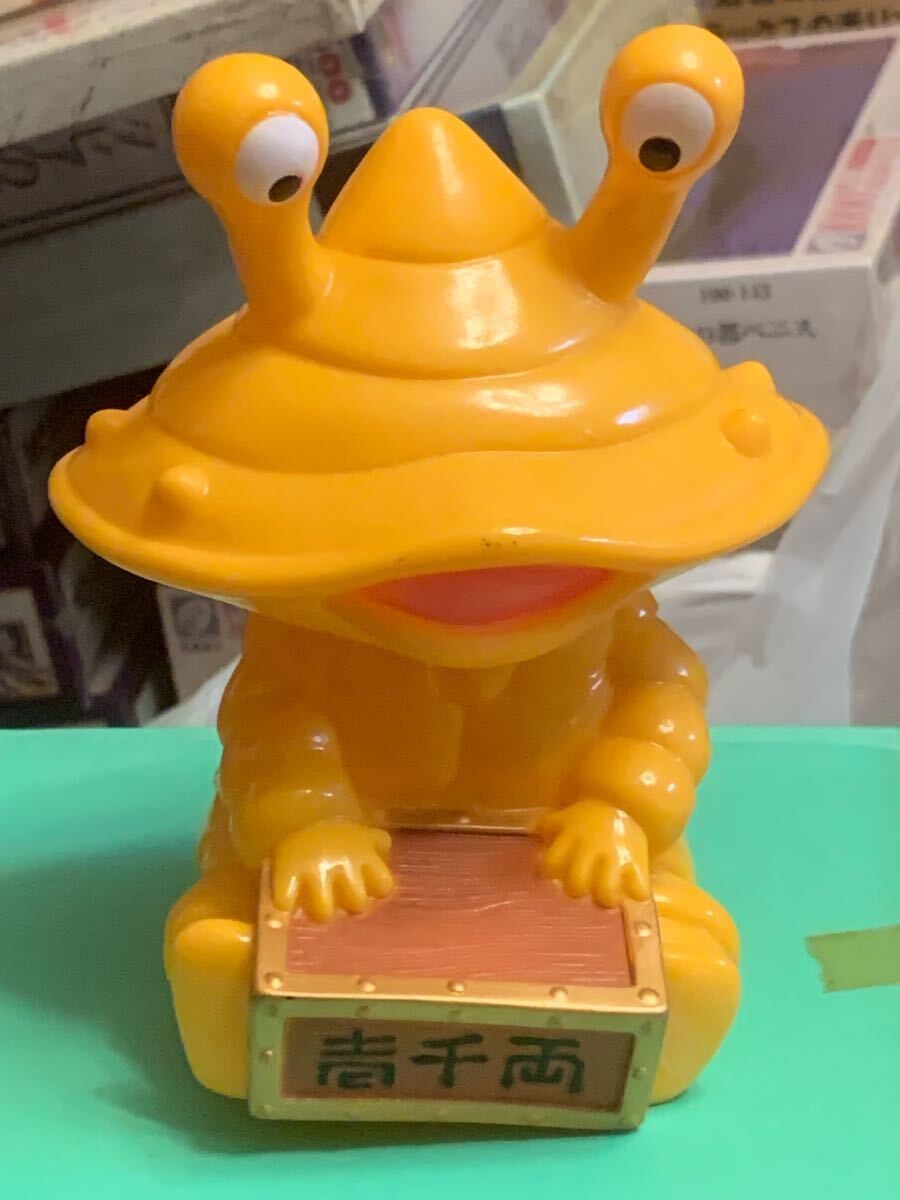 なかなか出ない　　　　　　　　　　カネゴン貯金箱　ユタカ　1996年　日本製　ウルトラマン　ソフビ　おみくじ付き　箱付き　千両箱　